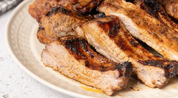 Costillas jugosas y doradas, perfectamente cocinadas en freidora de aire. ¡Un manjar irresistible!