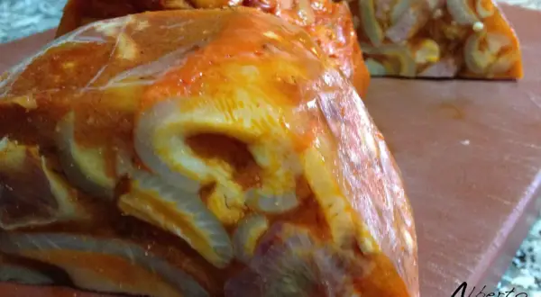 Porciones de callos a la andaluza, con trozos de carne y especias, listas para cocinar.