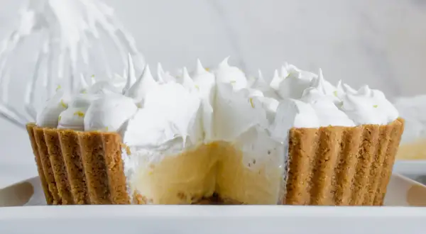 Tarta de limón con merengue, con su cremosa base amarilla y picos blancos esponjosos, lista para ser disfrutada.