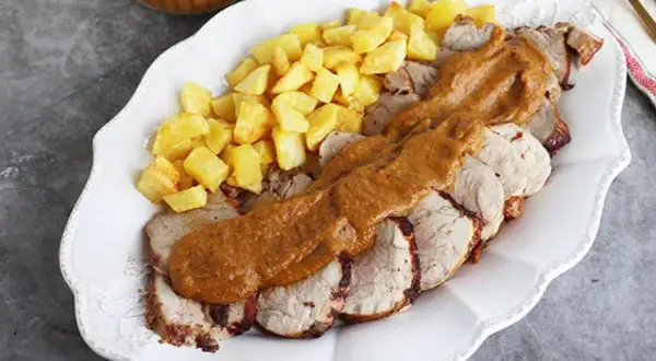 Solomillo a la cerveza jugoso y tierno, servido con patatas fritas crujientes y una rica salsa. ¡Un plato delicioso!