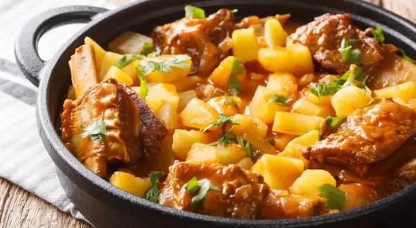 Costillas guisadas de la abuela, tiernas y jugosas, con patatas tiernas y perejil fresco. Un plato casero que reconforta el alma.