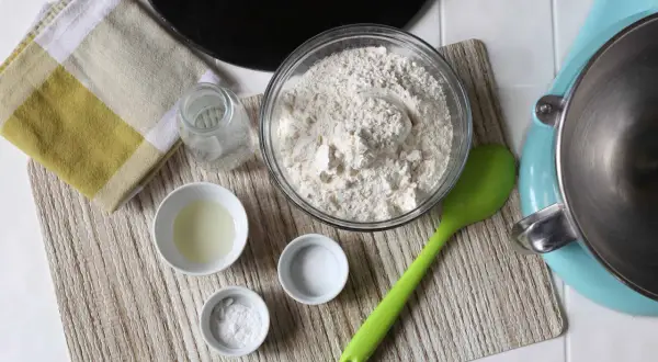 Ingredientes listos para hacer pan sin levadura: harina, agua, sal, bicarbonato y aceite.