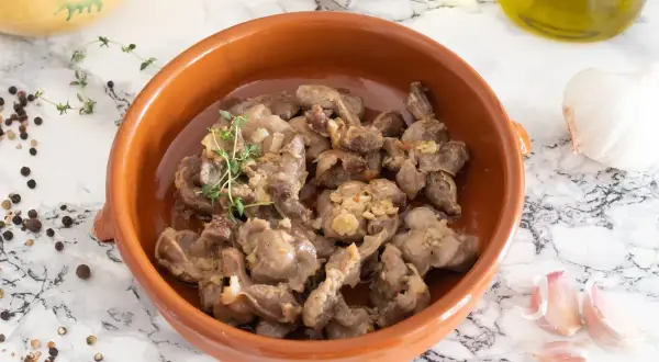 Mollejas de pollo al ajillo en cazuela de barro, con ajo, perejil y pimienta.