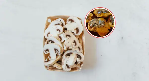 Champiñones laminados en cesta, listos para deliciosas recetas. Un bocado preparado con ellos.