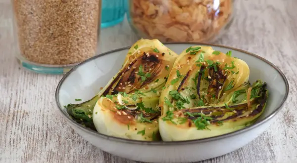 Pak choi asado, salpicado con semillas de sésamo y perejil. Una idea deliciosa para tus pak choi recetas.