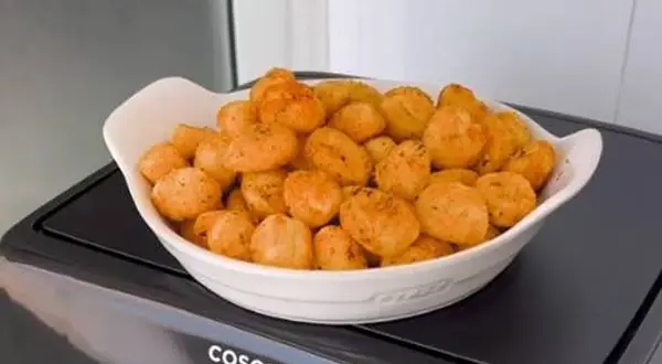 Ñoquis dorados y crujientes, recién salidos de la freidora de aire. ¡Una delicia fácil y rápida!