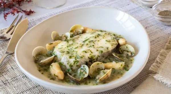 Merluza en salsa verde con almejas, una de las mejores recetas merluza congelada.