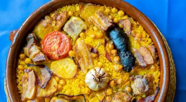 Arroz al horno en cazuela de barro, con garbanzos, patatas, tomate, ajo, morcilla y trozos de carne. ¡Un plato contundente y delicioso!