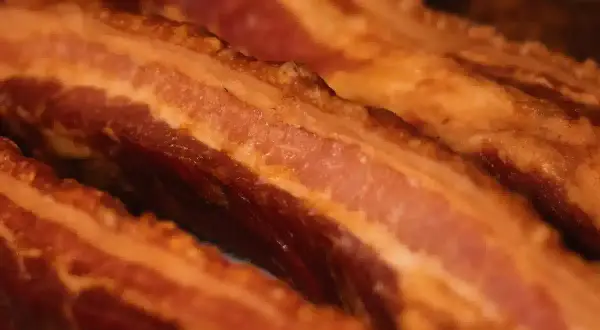 Tiras de panceta fresca listas para preparar unos crujientes torreznos.