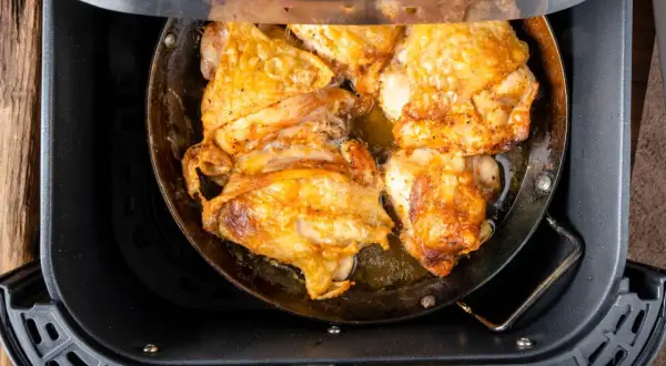 Pechuga de pollo dorada y jugosa en la freidora de aire, lista para disfrutar.