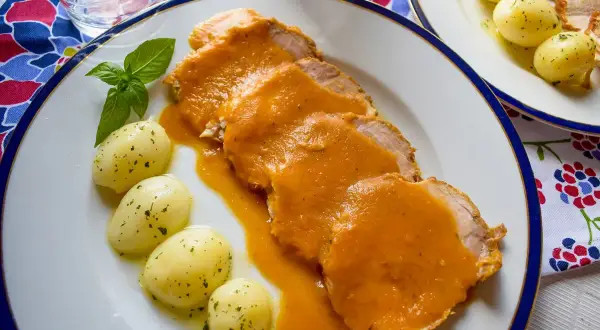 Lomo en salsa con patatas. Un plato principal delicioso y reconfortante, perfecto para cualquier ocasión.