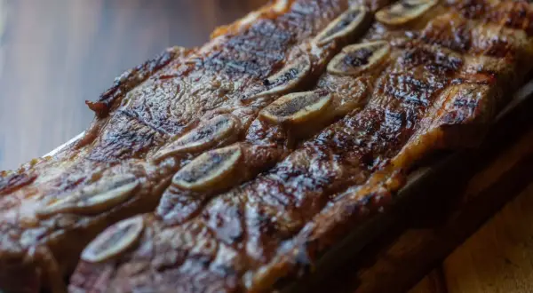 Costillas de res jugosas, con un dorado perfecto, listas para disfrutar. Un delicioso churrasco al horno.