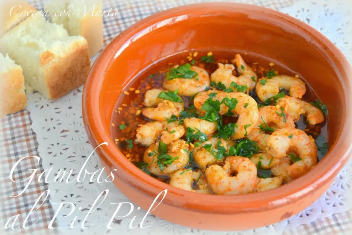 Gambas al pil pil burbujeantes en cazuela de barro, con pan rústico al lado. ¡Un clásico irresistible!