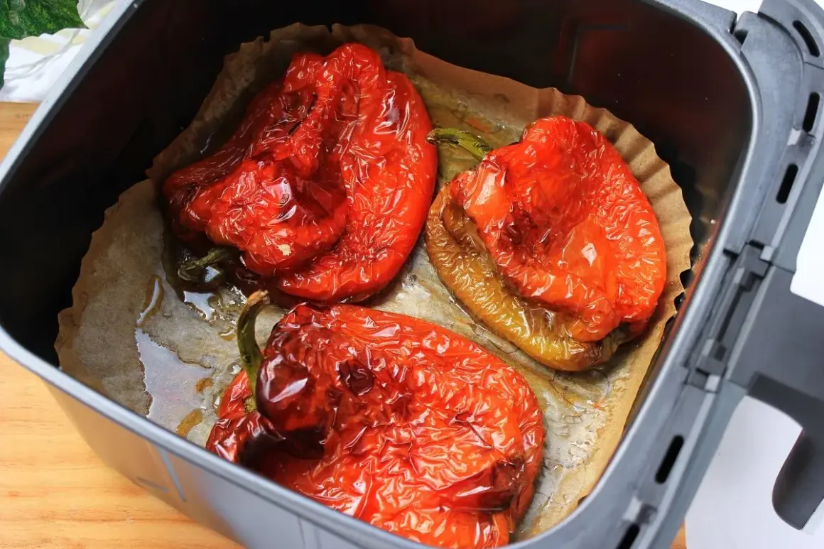 Pimientos rojos asados en freidora de aire, con la piel arrugada y jugosos.