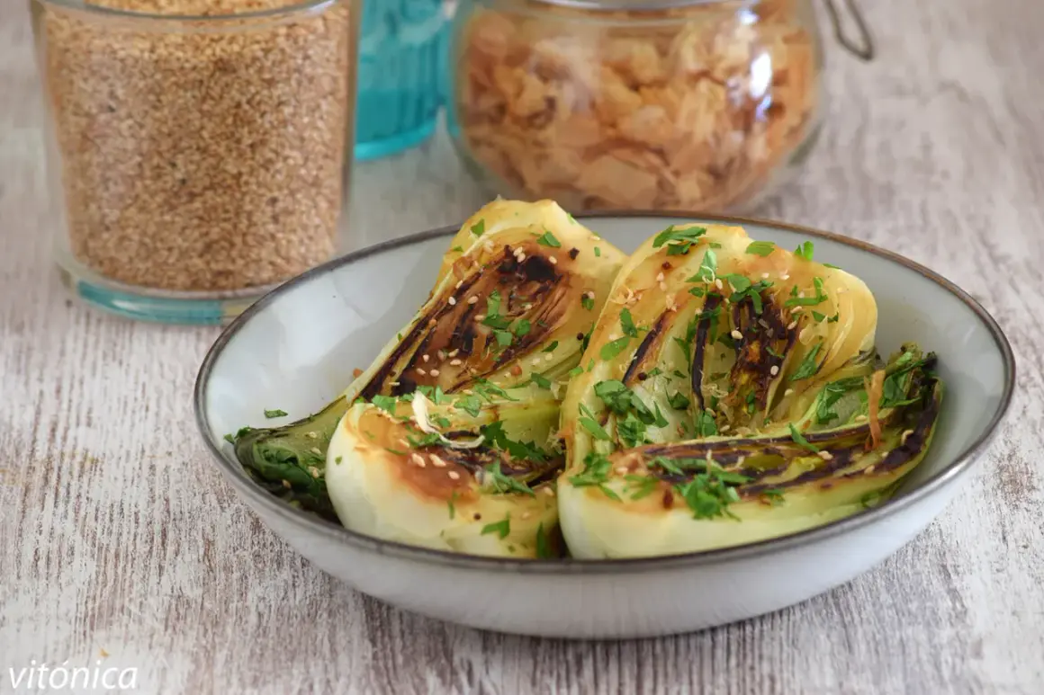 Pak choi asado, salpicado con semillas de sésamo y perejil. Una idea deliciosa para tus pak choi recetas.