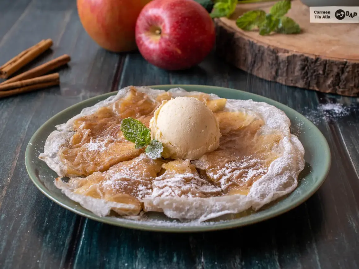 Deliciosas tortitas de arroz con manzana y canela, coronadas con helado de vainilla y espolvoreadas con azúcar glas.
