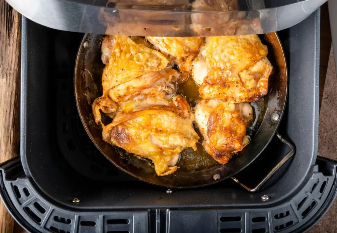Pechuga de pollo dorada y jugosa en la freidora de aire, lista para disfrutar.