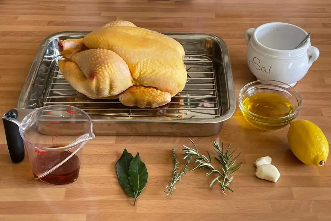 Un pollo crudo listo para asar, con ingredientes como limón, aceite, hierbas, ajo y sal. ¡Perfecto para un delicioso pollo al ast!