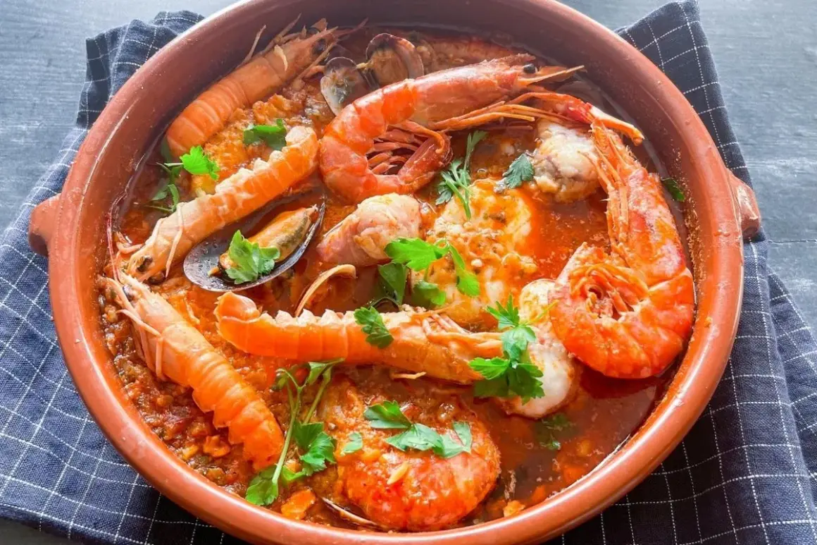 Zarzuela de pescado en cazuela de barro, con gambas, cigalas, mejillones y un rico sofrito.