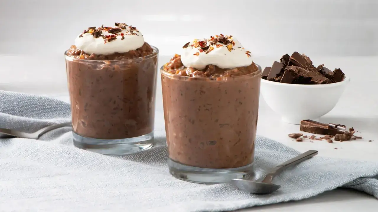 Dos vasos de postre de chocolate cremoso, con nata y trocitos de chocolate. &iexcl;Unas tortitas de arroz deliciosas!