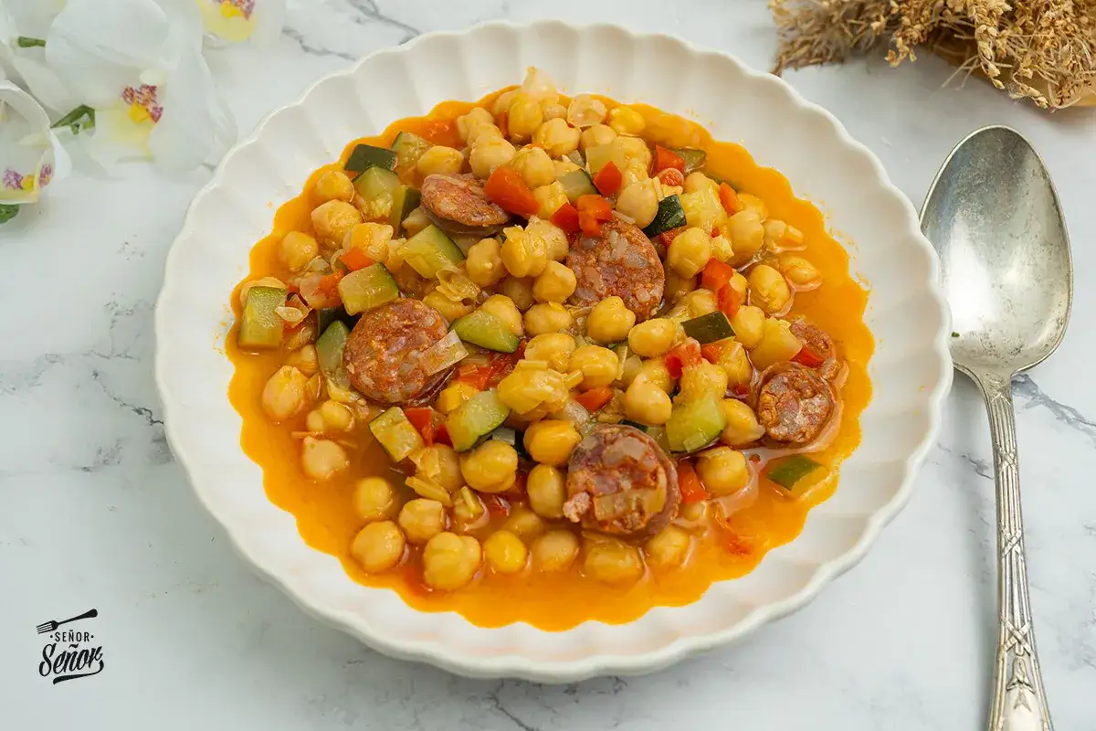 Un plato de garbanzos de bote con chorizo, calabac&iacute;n y pimiento rojo. Una de las muchas recetas con garbanzos de bote, f&aacute;cil y deliciosa.