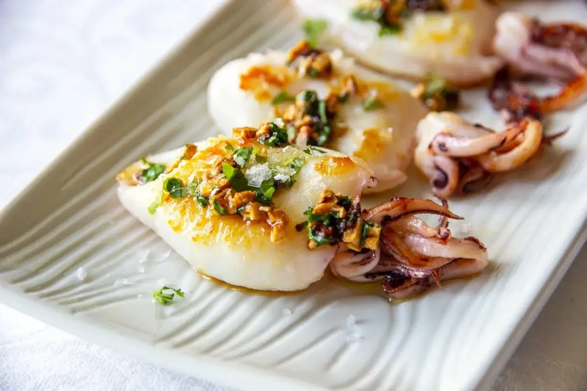 Chipirones a la plancha, tiernos y dorados, con un toque de ajo y perejil fresco. Un plato sencillo y delicioso.