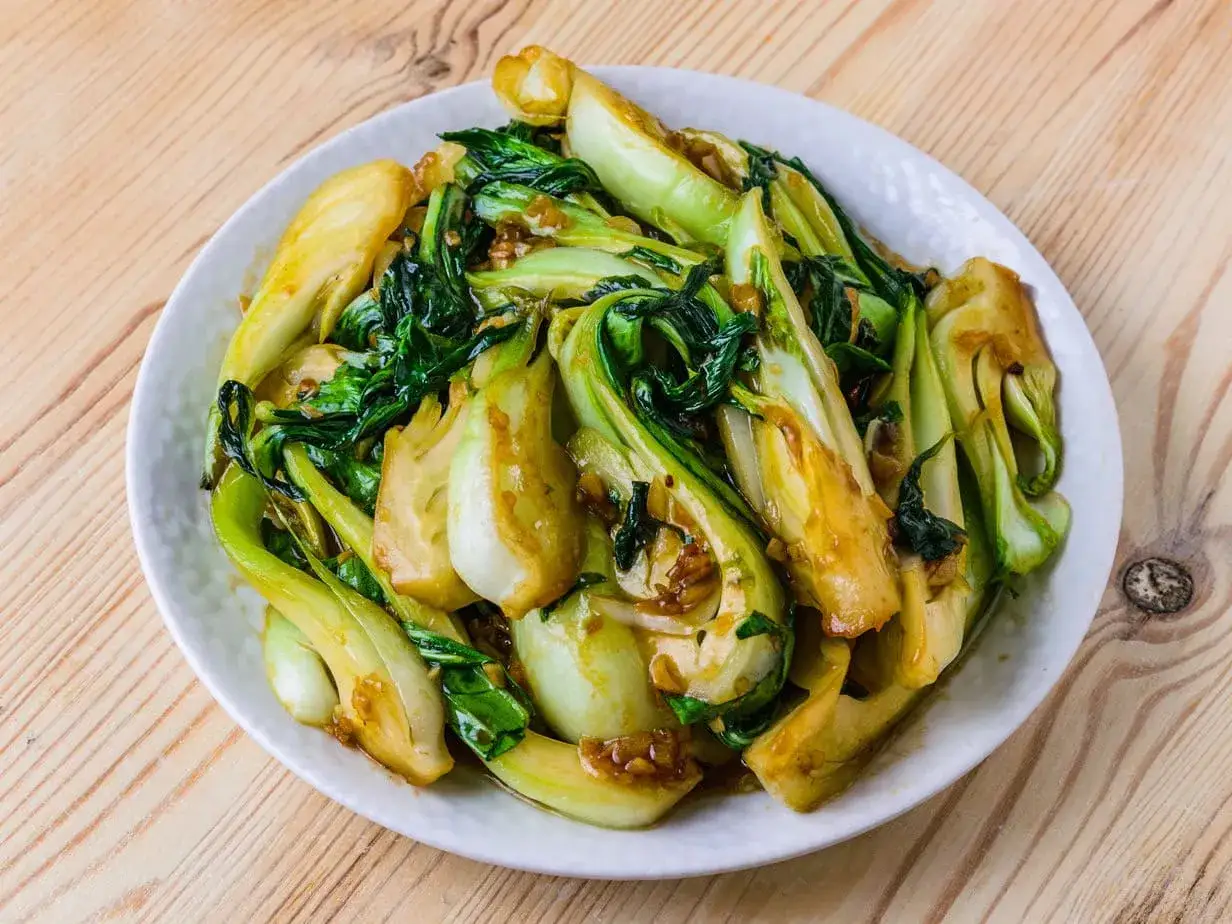 Plato de pak choi salteado con ajo y salsa, ideal para tus recetas.