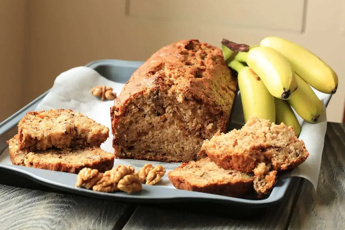 Tarta de pl&aacute;tano casera, con nueces y pl&aacute;tanos frescos al lado. &iexcl;Perfecta para el desayuno o la merienda!