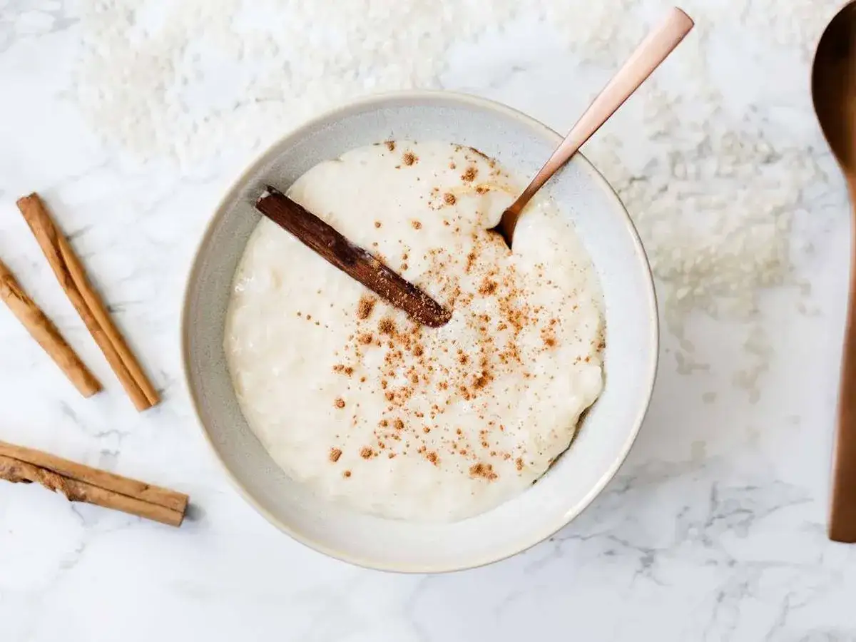Delicioso arroz con leche thermomix, cremoso y espolvoreado con canela, listo para disfrutar.