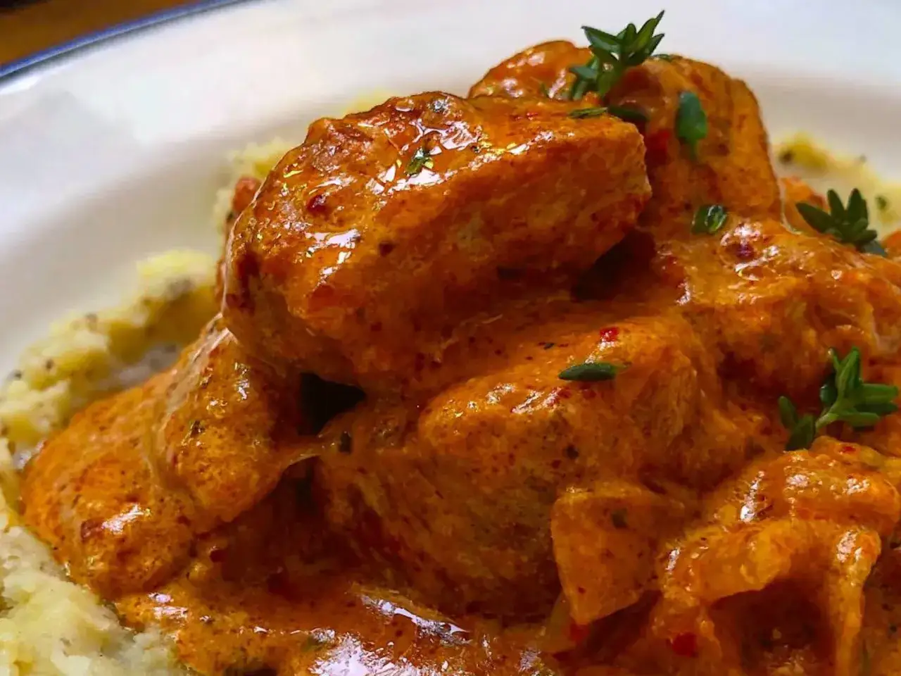Sabroso pavo en salsa cremosa, servido sobre pur&eacute; de patatas. Un plato reconfortante y lleno de sabor.