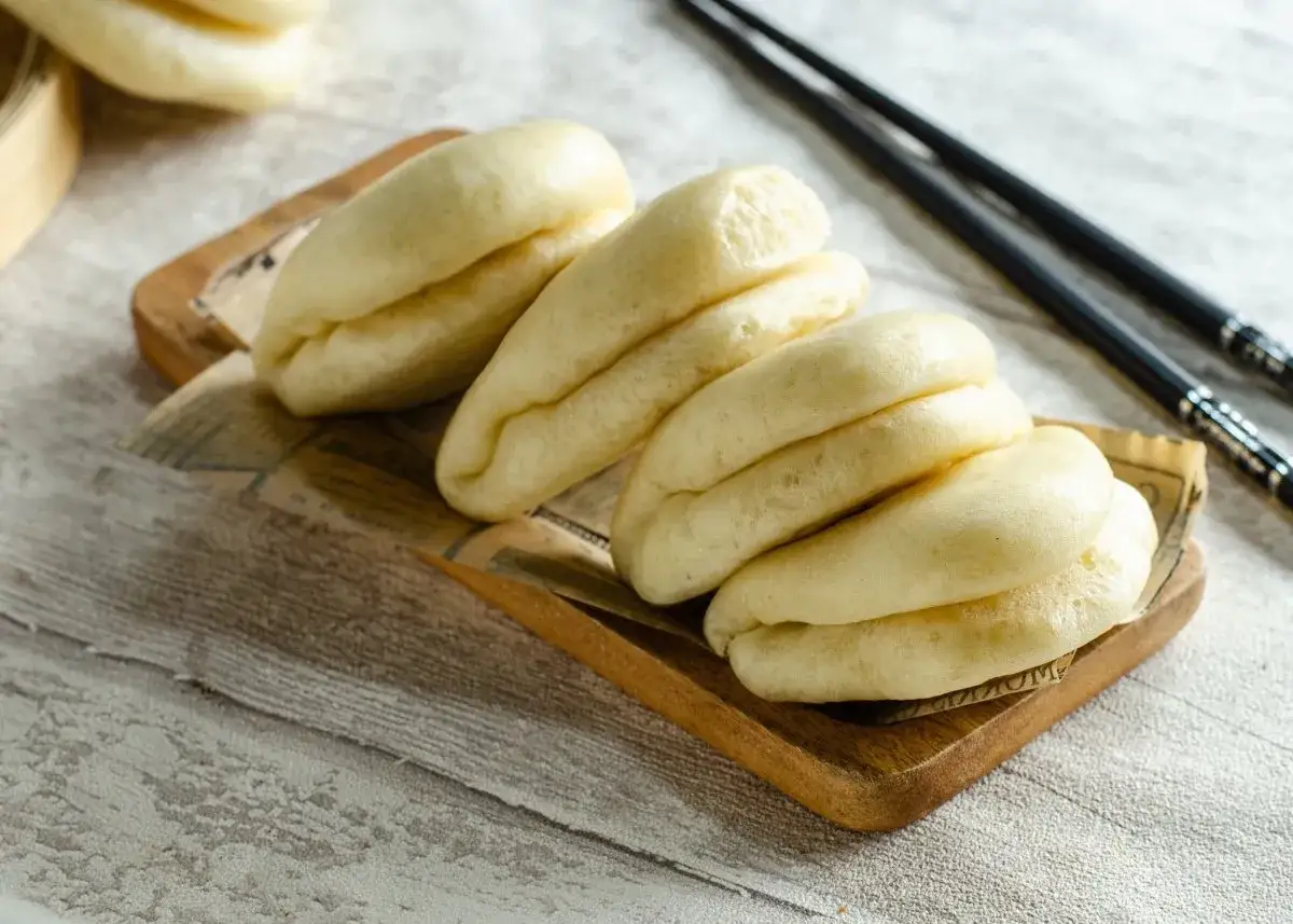 Panes bao esponjosos listos para rellenar. Una deliciosa receta pan bao para disfrutar.