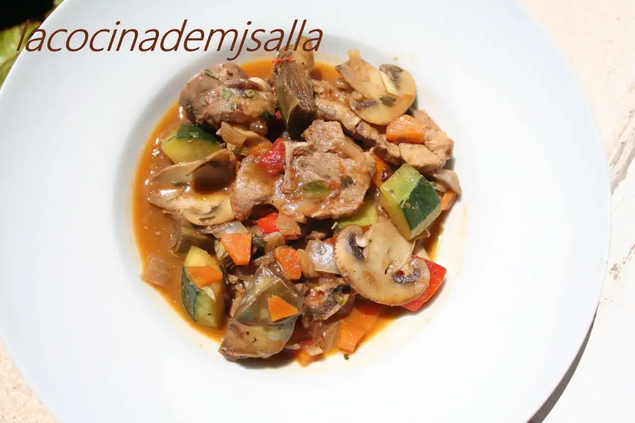 Caldereta de cordero con verduras: trozos de cordero tierno, champiñones, calabacín, zanahoria y pimiento rojo en una salsa sabrosa.
