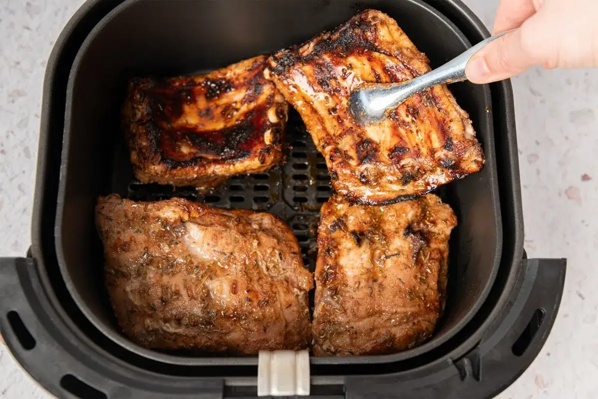 Costillas jugosas y doradas en freidora de aire, listas para disfrutar.