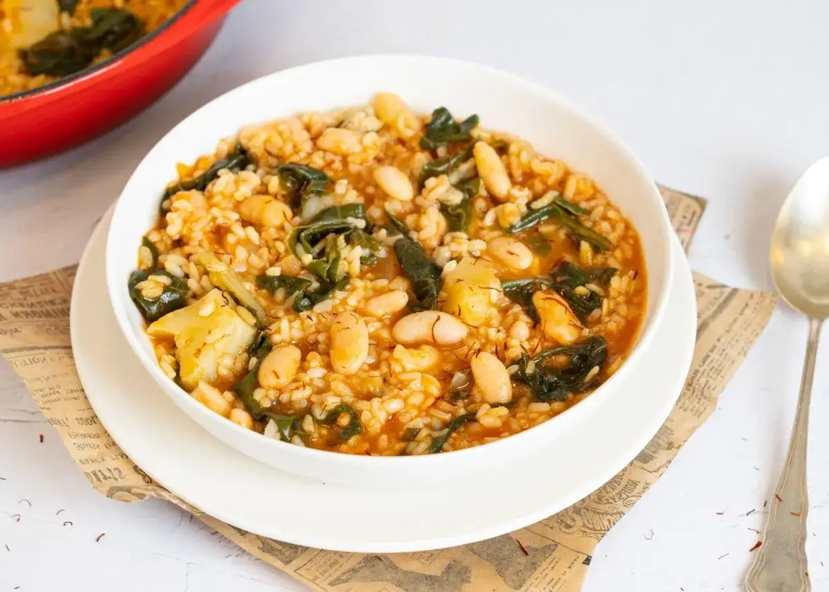 Un reconfortante plato de arroz con acelgas, jud&iacute;as blancas y un toque de azafr&aacute;n.