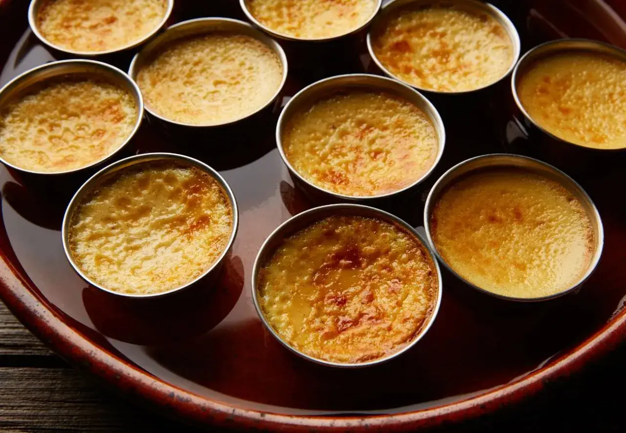 Flan de huevo casero, receta de la abuela, servido en moldes individuales.