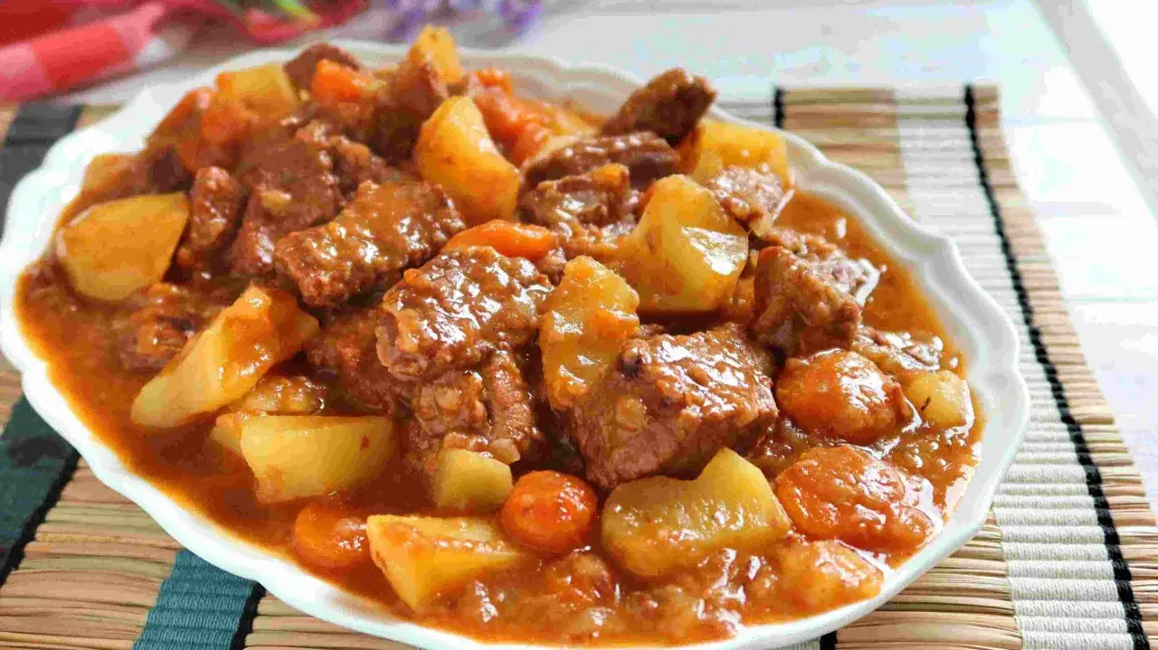 Estofado de ternera tradicional, jugoso y tierno, con patatas y zanahorias en una rica salsa. &iexcl;Perfecto para una comida reconfortante!