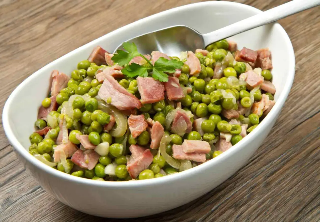Guisantes congelados salteados con jam&oacute;n y cebolla, una idea f&aacute;cil para tus recetas.