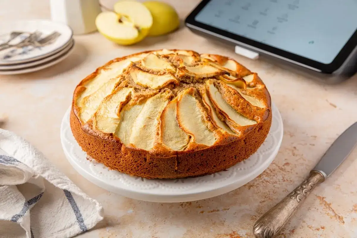 Tarta de manzana Thermomix reci&eacute;n hecha, con l&aacute;minas de manzana doradas y un bizcocho esponjoso.