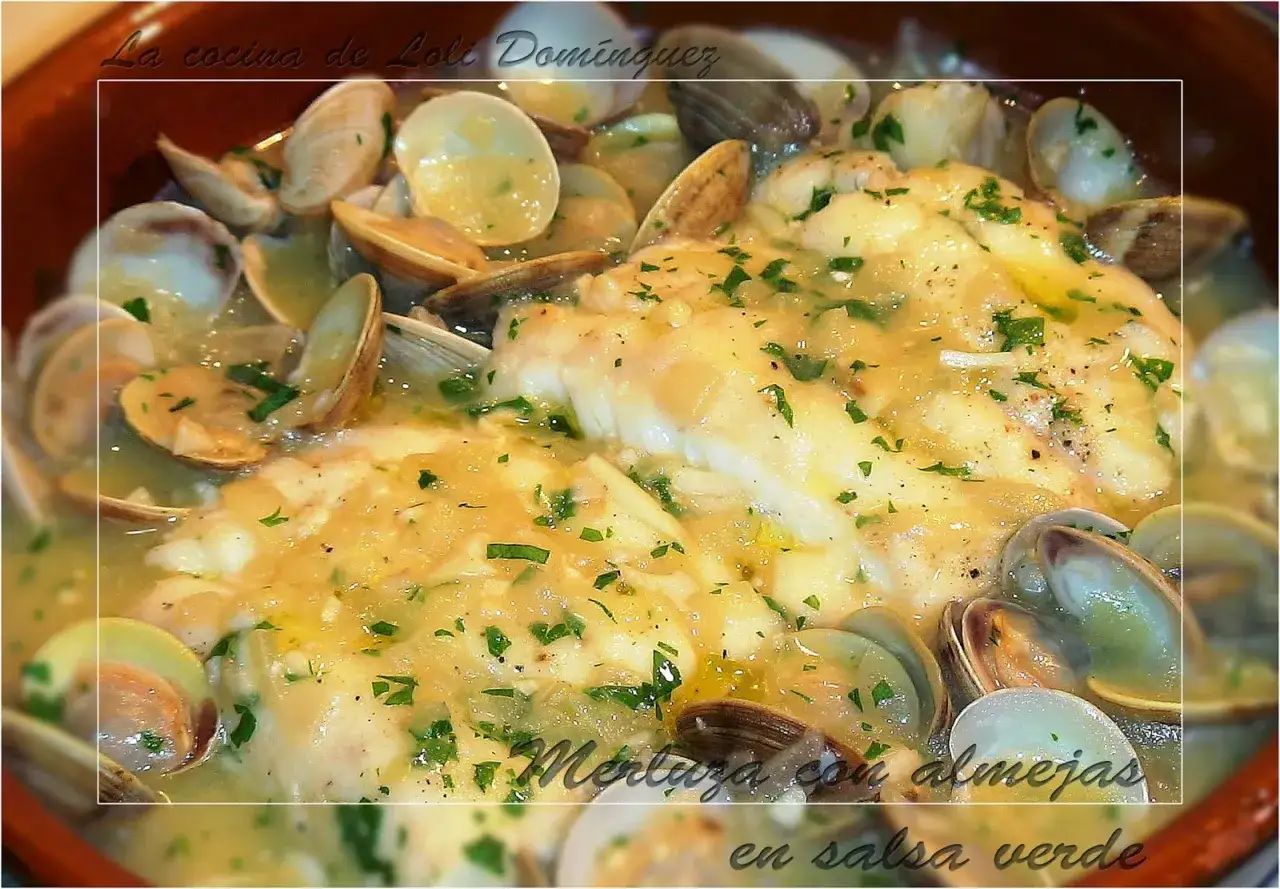 Merluza en salsa verde con almejas, un plato tradicional espa&ntilde;ol lleno de sabor y frescura.