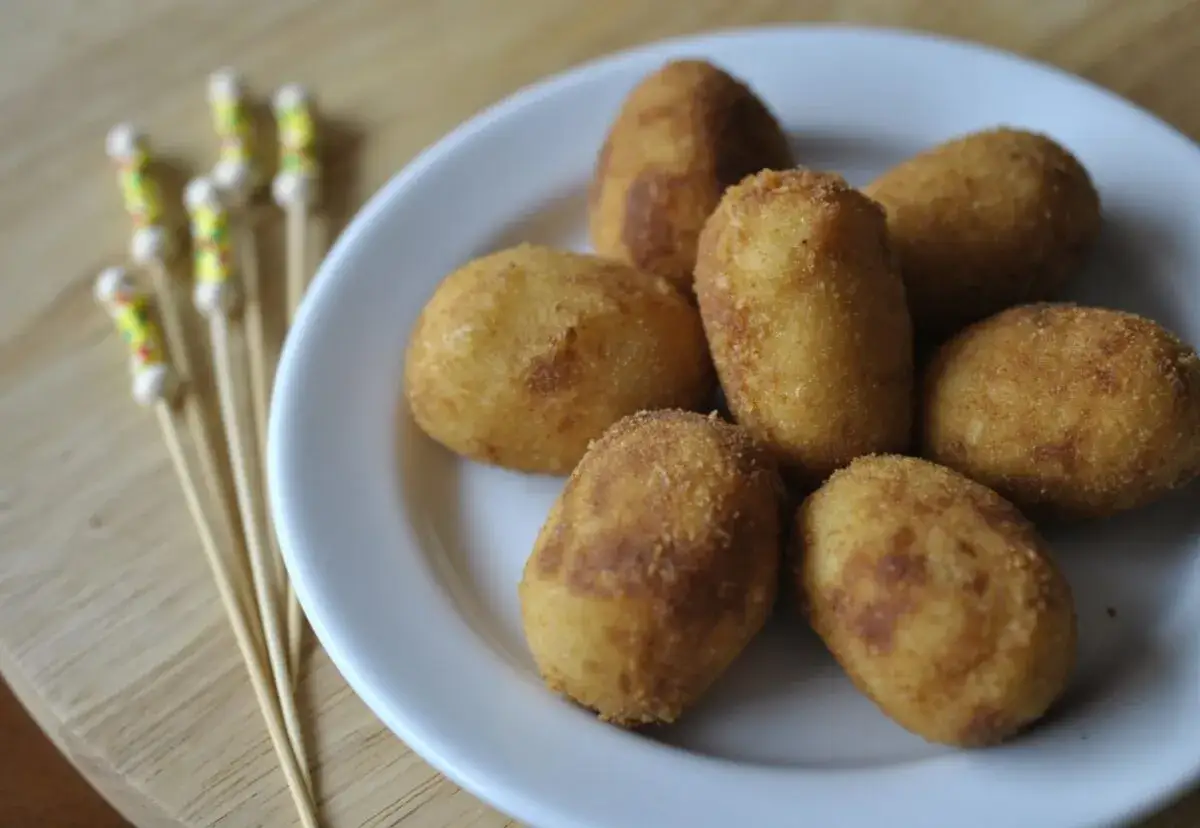 Croquetas de pollo de la abuela doradas y crujientes, listas para disfrutar.
