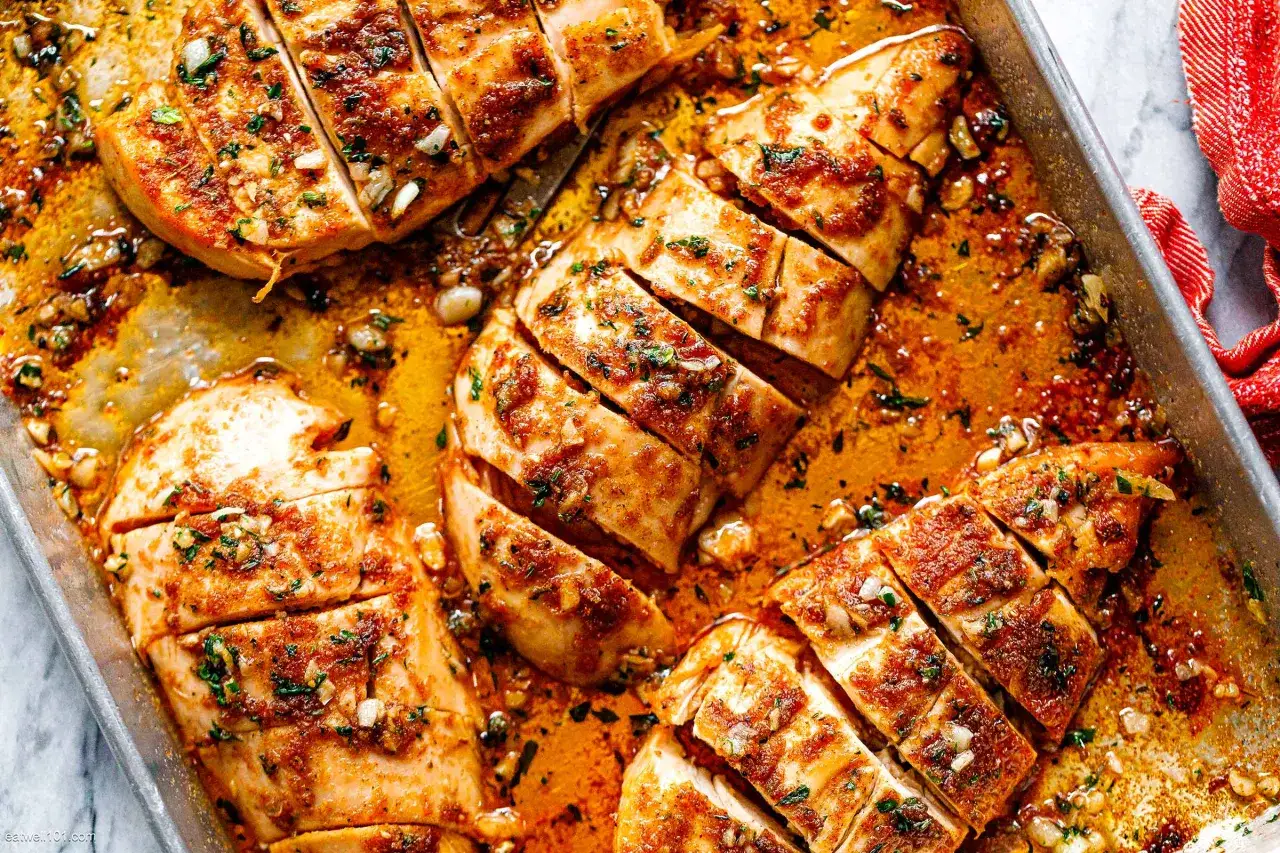 Pechuga de pollo jugosa y dorada, cortada en rodajas y ba&ntilde;ada en una salsa sabrosa. Perfecta para tus recetas con pechuga de pollo.
