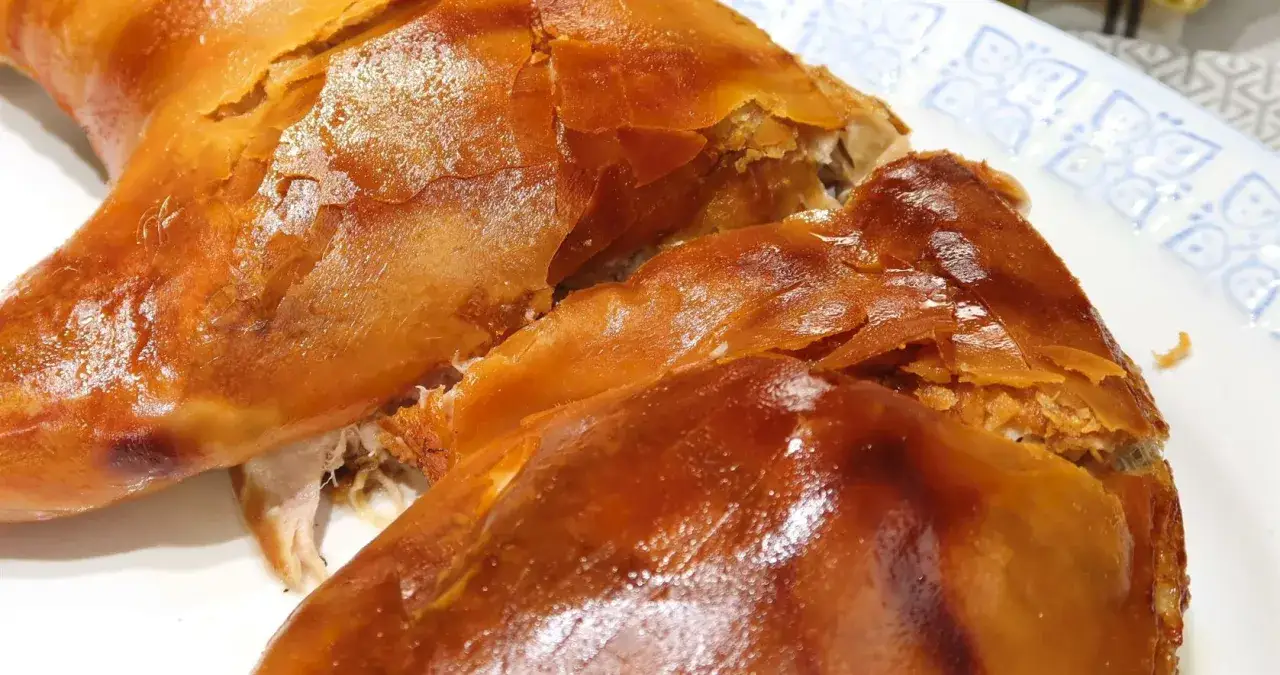 Un crujiente cochinillo al horno, dorado y jugoso, listo para ser disfrutado.