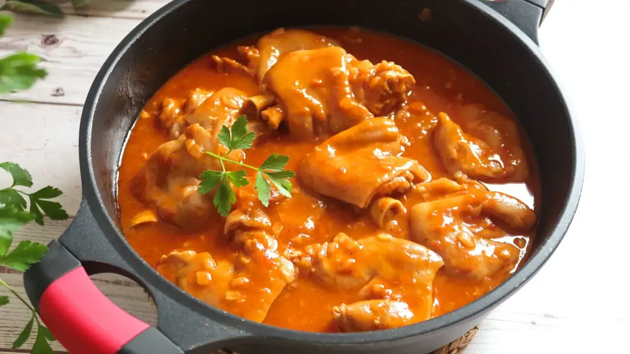 Manitas de cerdo en salsa, la receta tradicional de la abuela que reconforta el alma. Un plato casero lleno de sabor.