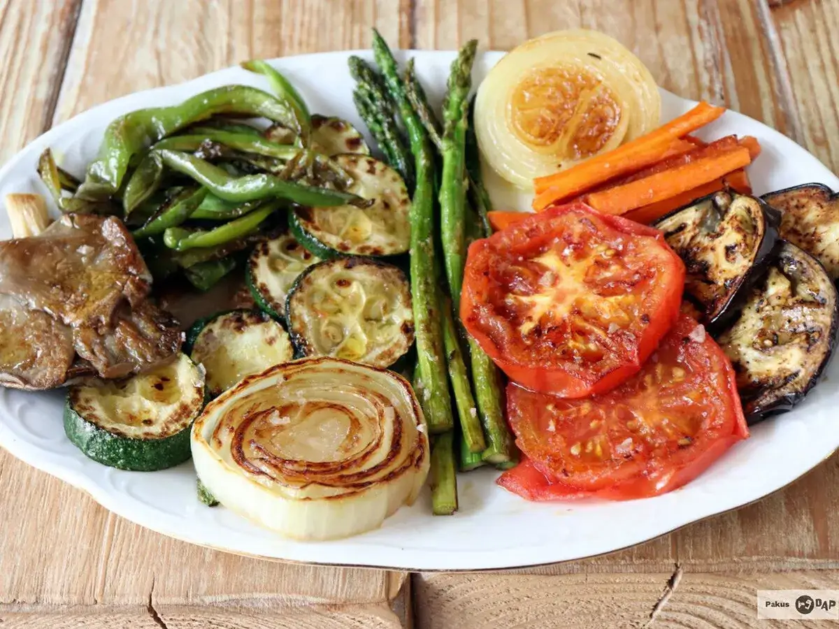 Plato de verduras a la plancha: pimientos verdes, calabac&iacute;n, esp&aacute;rragos, zanahorias, cebolla, tomate y berenjena.