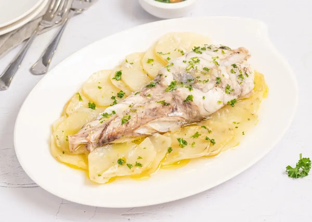 Rape al horno con patatas laminadas y perejil picado, un plato sencillo y delicioso.