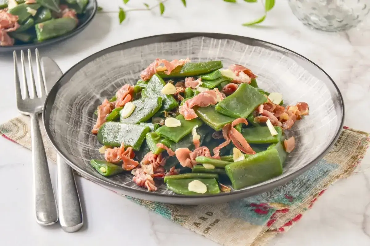 Jud&iacute;as verdes salteadas con trocitos de jam&oacute;n serrano y l&aacute;minas de ajo, un plato sencillo y delicioso.