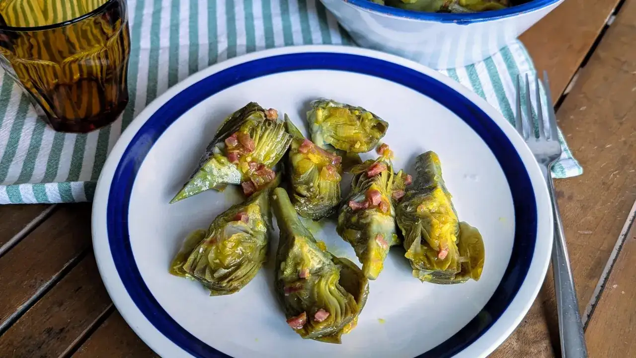 Alcachofas de bote salteadas con jam&oacute;n y ajo, perfectas para tus recetas.