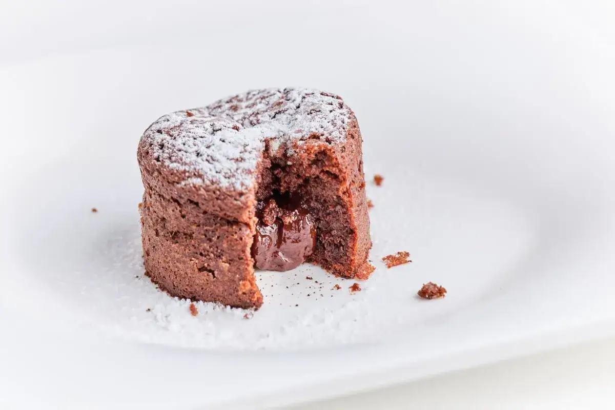 Coulant de chocolate con corazón líquido, espolvoreado con azúcar glas. Un postre irresistible.