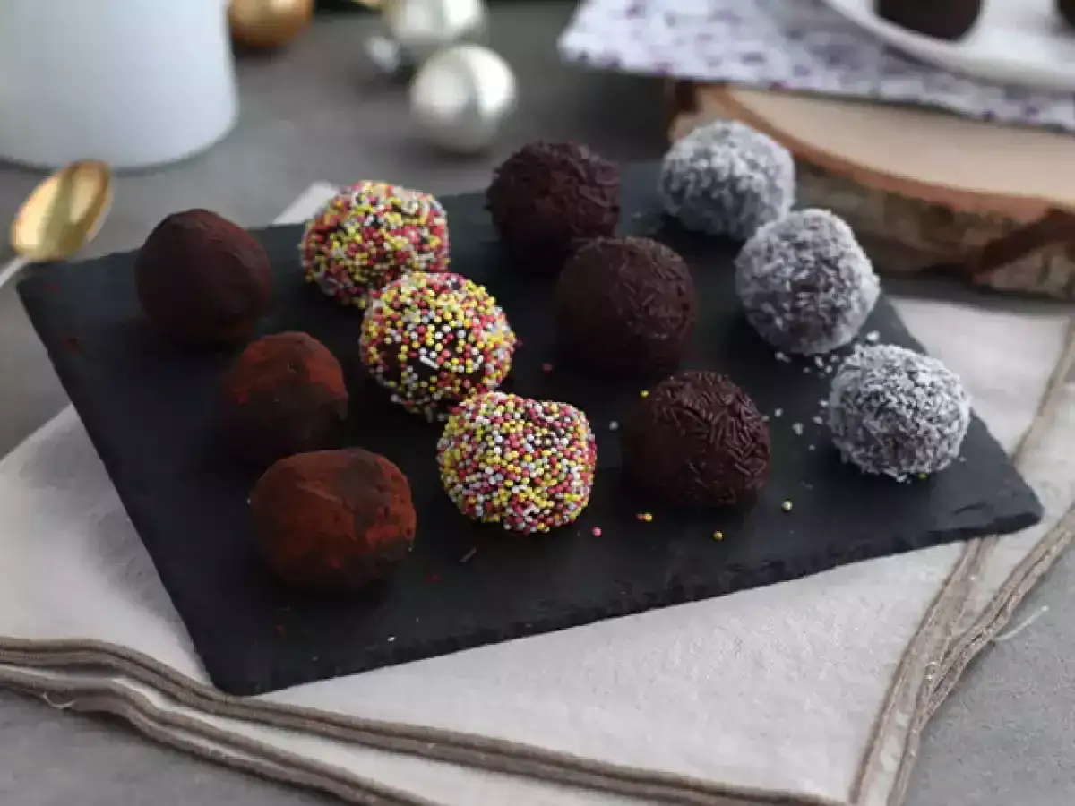 Deliciosas trufas de chocolate cubiertas de cacao, coco rallado y coloridas virutas. Un festín visual de trufas de chocolate.