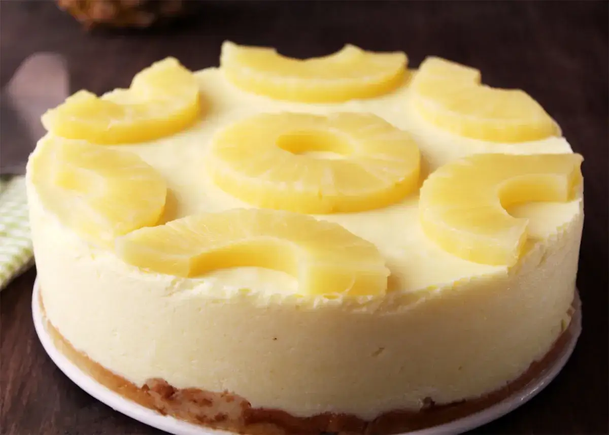 Tarta de pi&ntilde;a cremosa, decorada con rodajas y trozos de pi&ntilde;a fresca. &iexcl;Un postre tropical irresistible!
